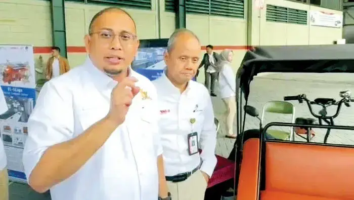 Andre Rosiade: Komisi VI Apresiasi Prabowo Pesan 70 Ribu Becak Listrik untuk Rakyat 1 BECAK LISTRIK— Wakil Ketua Komisi VI DPR Andre Roside bersama Sigit P Santosa memperlihatkan becak listrik pesanan Prabowo Subianto, saat melakukan kunjungan kerja kerja ke sejumlah BUMN bidang industri pertahanan.