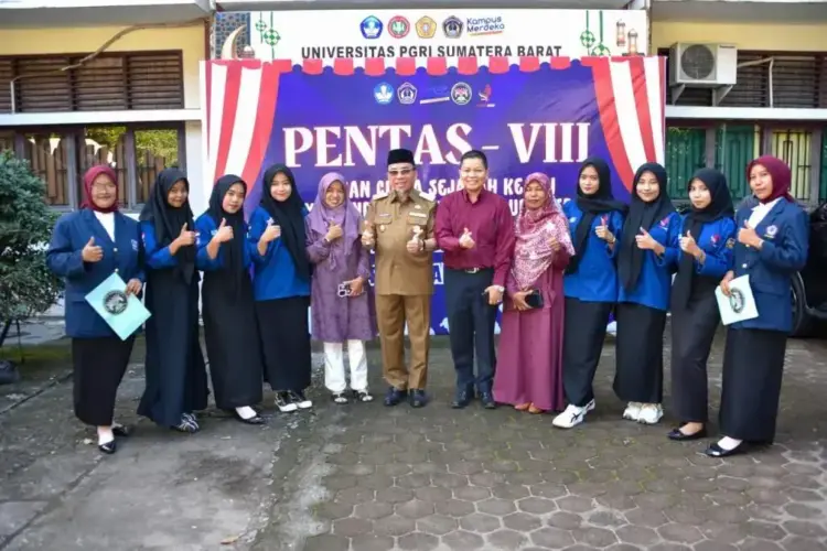 Mahasiswa Diajak Lebih Memaknai Sosok Srikandi 1 PENTAS— Wawako Padang Maigus Nasir membuka Pekan Cinta Sejarah (Pentas) ke-VIII yang diselenggarakan Hima Program Studi Pendidikan Sejarah Universitas PGRI Sumatera Barat (UPGRISBA), Selasa (15/4).