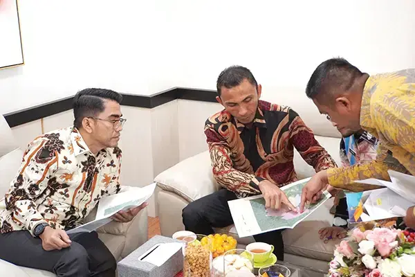 Perkuat Sinergi dan Kerja Sama Lintas Lembaga, Wawako Allex Saputra Silaturahmi ke BPN Sumbar 1 SILATURAHMI—Wakil Wali Kota Padang Panjang Allex Saputra melakukan silaturahmi dengan Kepala Kantor Wilayah Badan Pertanahan Nasional (BPN) Provinsi Sumatera Barat, Teddi Guspriadi di Gedung Kanwil BPN.