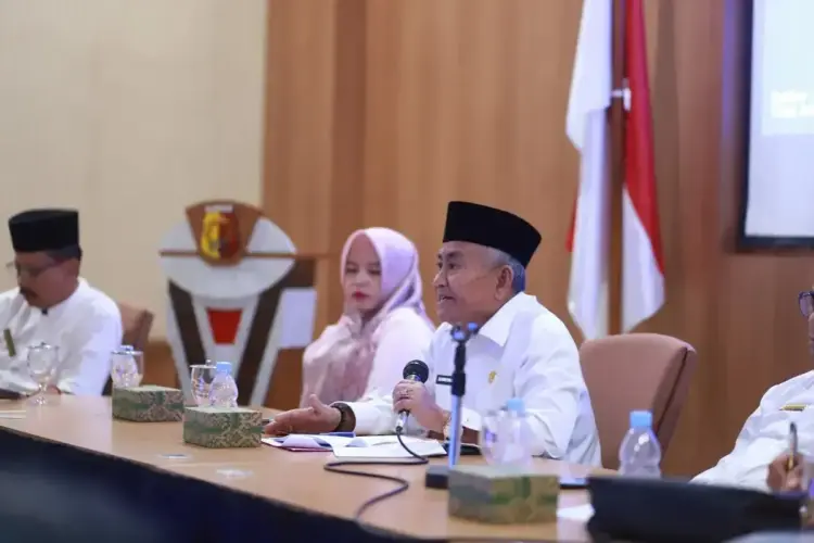 Wawako Solok Pimpin Rakor TPPS Tahun 2025 1 PIMPIN—Wakil Wali Kota Solok H. Suryadi Nurdal pimpin rapat Rakor Tim Percepatan Penurunan Stunting Tahun 2025, bertempat di Ruang Rapat Akmal Room Bappeda.