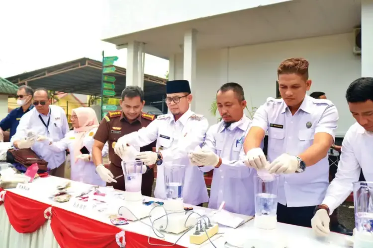 Pemko Apresiasi Pemusnahan BB oleh Kejari Bukittinggi 1 PEMUSNAHAN BARANG BUKTI— Wakil Walikota Bukittinggi, Ibnu Asis mengikuti pemusnahan barang bukti yang digelar oleh kejaksaan negeri, Rabu (16/4).