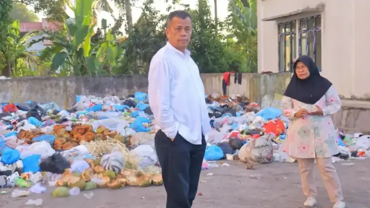 Dekat Kampus dan Perkantoran, Transdepo Padang Kaduduak Resmi Ditutup 1 PENUTUPAN TRANSDEPO— Wakil Wali Kota Payakumbuh Elzadaswarman bersama Kadis LH saat meninjau Transdepo di Padang Kaduduak.