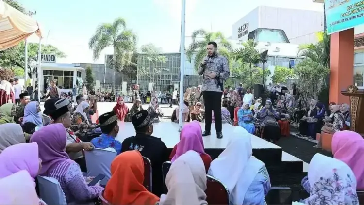 DANA OPERASIONAL— Wali Kota Padang Fadly Amran memberikan sambutan saat membagikan bantuan operasional bagi RT/RW, Guru TPQ/TQA, MDTA/MDTW, dan Imam Masjid di Kecamatan Kuranji dan Kecamatan Koto Tangah.