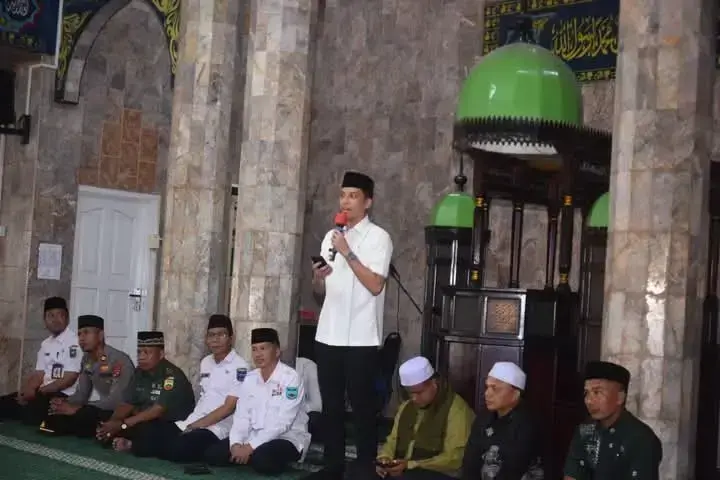 Wako Sawahlunto Hadiri Halal bin Halal Guru dan Tenaga Kependidikan 1 SAMBUTAN—Wali Kota Sawahlunto Riyanda Putra berikans ambutan saat menghadiri Halal bi Halal Guru dan Tenaga Kependidikan se-Kecamatan Talawi di Masjid Taqwa, pada Rabu (23/4).