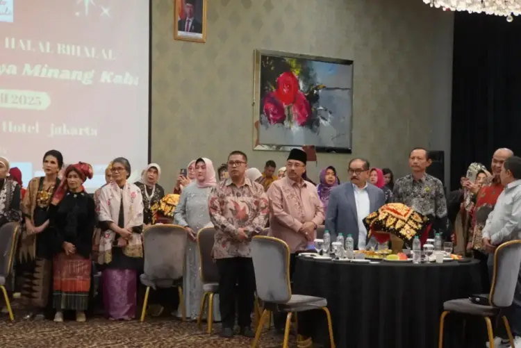 Momen Kebersamaan Urang Awak, Wako Hendri Arnis Hadiri Halal bi Halal Indojalito Peduli 1 HADIRI HALAL BI HALAL— Wali Kota Padang Panjang Hendri Arnis bersama istri, Ny. Maria Feronika Hendri hadiri acara Halalbihalal yang digelar Indojalito Peduli di Hotel Cosmo Amaroosa, Jakarta, Rabu (23/4).