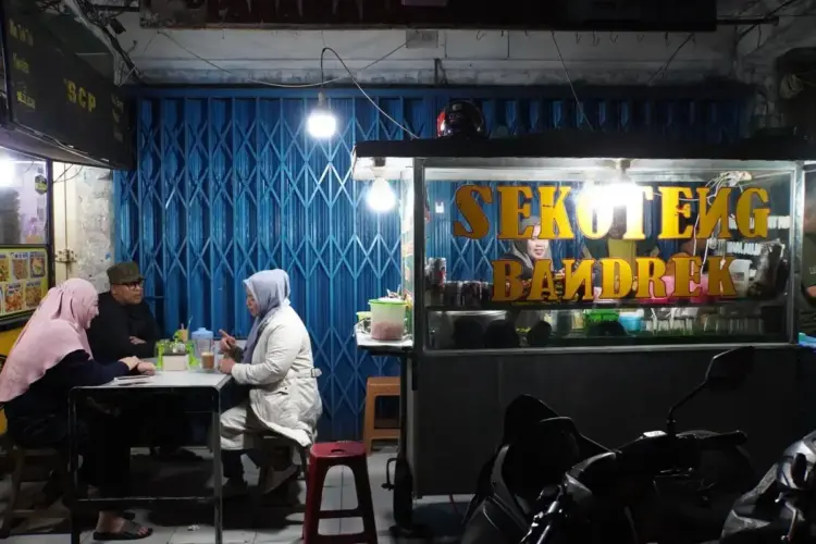 Malam Minggu Bersama Warga, Wako Hendri dan Istri Nikmati Kuliner Pasar Pusat 1 NIKMATI KULINER MALAM— Wali Kota Hendri Arnis dan Ny. Maria Feronika Hendri saat menikmati kuliner malam.