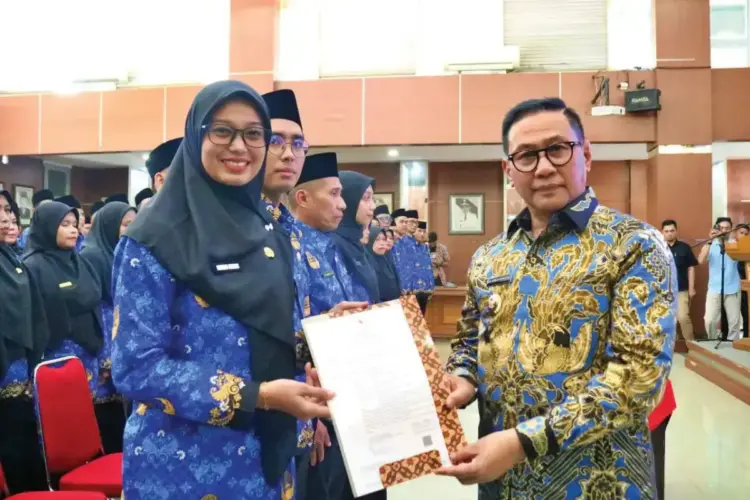 Wako Lantik Jabatan Fungsional PPPK Formasi Tahun 2024, 47 CPNS dan 148 PPPK Terima SK 1 SERAHKAN SK— Wako Ramlan Nurmatias, serahkan SK CPNS dan PPPK sekaligus melantik jabatan Fungsional PPPK Formasi tahun 2024 di lingkungan Pemko Bukittinggi, di Aula Balaikota Bukittinggi, Jum’at (25/4).