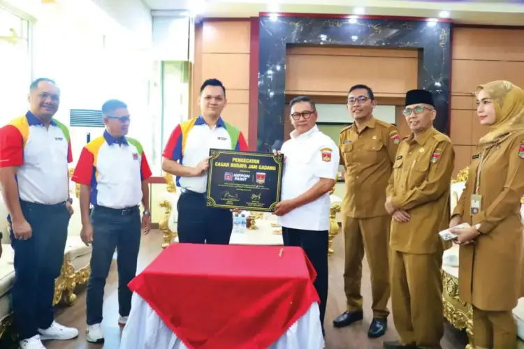 TEKEN KERJA SAMA— Wali Kota Bukittinggi Ramlan Nurmatias menerima kunjungan pimpinan Nippon Paint di ruang pertemuan Balaikota Bukittinggi, Selasa (22/4).