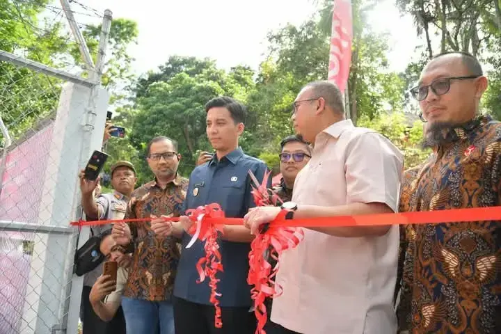 Resmikan Tower BTS Telkomsel, Wako Riyanda Putra Dampingi Andre Rosiade 1 GUNTING PITA— Anggota DPR RI Andre Rosiade saat gunting pita peresmian tower BTS
Telkomsel yang baru selesai dibangun dan mulai beroperasi, di Desa Batu Tanjung
dan Desa Kubang Tangah, pada Jumat (25/4).