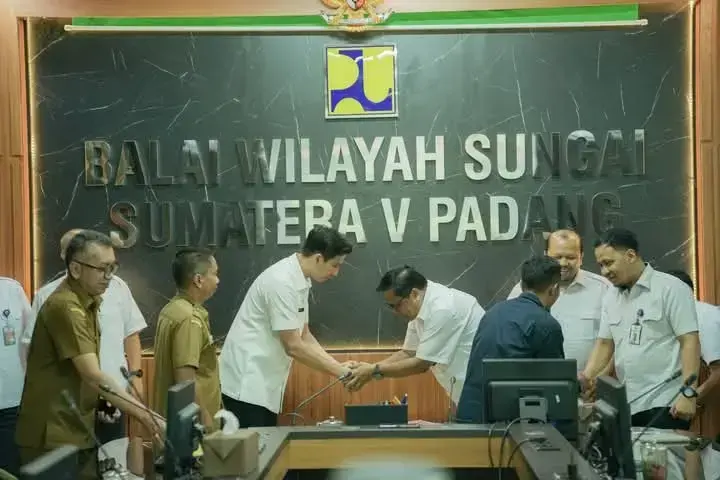 Bahas Pembangunan Infrastruktur di Batang Lunto dan Embung Sumpahan, Wako Riyanda Putra Antarkan Proposal ke BWS Sumatera V 1 SERAHKAN—Wako Riyanda Putra serahkan proposal pada Kepala Balai Wilayah Sungai Sumatera Barat V Naryo Widodo,
ST. MT.