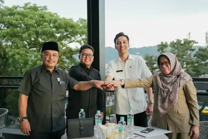 Demi Pembangunan Daerah, Wako Riyanda Putra Temui Tiga Anggota DPRD Sumbar Asal Sawahlunto 1 TEMUI—Wali Kota Sawahlunto Riyanda Putra temui dan tiga orang anggota Dewan Propinsi Sumbar asal (DPRD) Sumbar Sawahlunto di Padang untuk silaturahmi demi pembangunan daerah.
