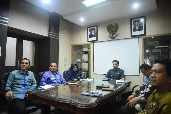 Wako Sawahlunto Ikuti Penandatangan Komimen Implementasi Pendidikan Antikorupsi 1 PENDIDIKAN ANTIKORUPSI— Wako Riyanda Putra saat mengikuti peluncuran Indeks Integritas Pendidikan dan penandatanganan Komitmen Bersama Implementasi Pendidikan Antikorupsi secara daring melalui Zoom Meeting dari Balaikota Sawahlunto.