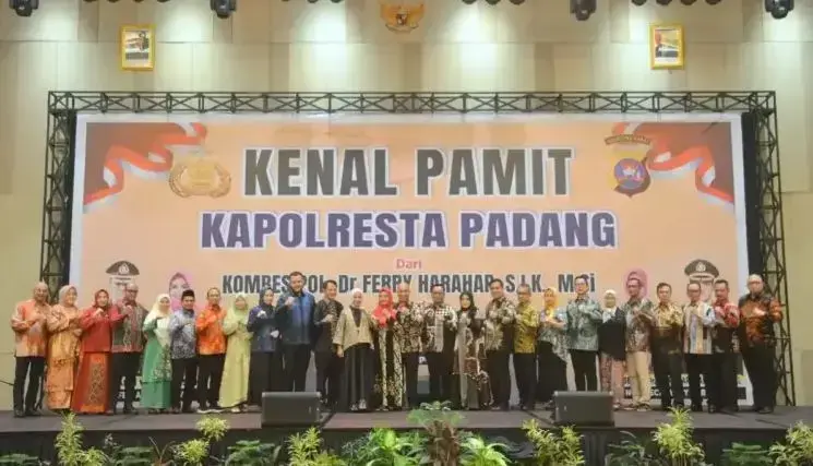 Wako Fadly Amran Hadiri Acara Kenal Pamit Kapolresta, AKBP Apri Wibowo Resmi Pimpin Polresta Padang 1 MALAM KENAL PAMIT— Wali Kota Padang Fadly Amran, bersama Ketua TP-PKK Kota Padang Dian Puspita Fadly Amran, menghadiri acara kenal pamit Kapolresta Padang yang diadakan di ZHM Premiere Hotel, Sabtu (12/4) malam.