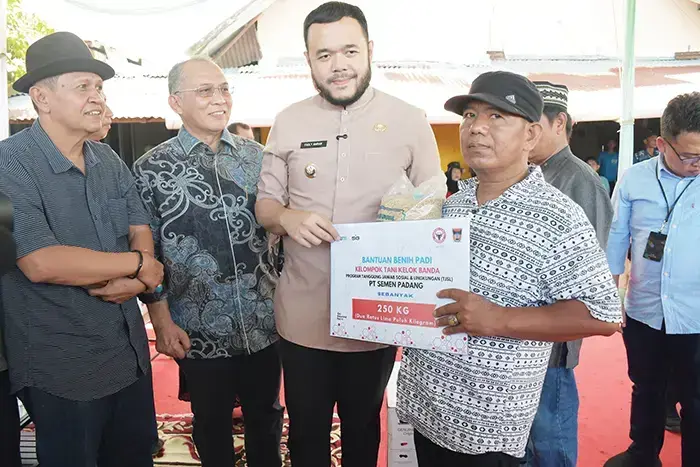 Serahkan Benih Padi Unggul, Wako: Bantuan Semen Padang Perkuat Ketahanan Pangan 1 BANTUAN BENIH PADI UNGGUL— Wali Kota Padang Fadly Amran menyerahkan bantuan dari PT Semen Padang 250 kilogram benih padi unggul varietas Bujang Marantau, kepada Keltan Kelok Banda di Kelurahan Piai Tangah, Kecamatan Pauh saat Panen Raya Swasembada Pangan Menuju Ketahanan Pangan Nasional.