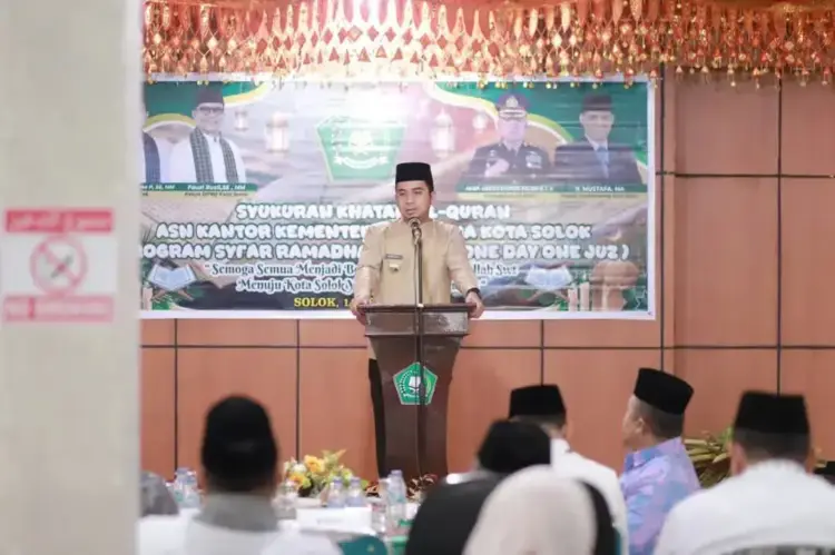 Program “Syi’ar Ramadhan One Day One Juz”, Wako Bangga Terselenggaranya Kegiatan Oleh ASN Kemenag 1 BUKA—Wali Kita Solok Ramdhani Kirana Putra membuka secara resmi Syukuran Khatam Al-Qur’an dalam
rangka program “Syi’ar Ramadhan One Day One Juz”,