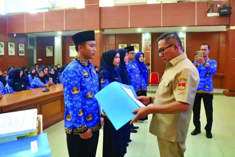 50 PPPK Kota Bukittinggi Terima Sertifikat Orientasi Klasikal, 46 ASN Dapat Bantuan Pendidikan 1 TERIMA SERTIFIKAT— Wali Kota Bukittinggi Ramlan Nurmatias, menyerahkan sertifikat orientasi klasikal kepada 50 Pegawai Pemerintah dengan Perjanjian Kerja (PPPK) serta bantuan pendidikan kepada 46 ASN Pemko Bukittinggi, Kamis (17/4)