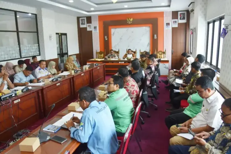 EVALUASI PAD— Wali Kota Pariaman Yota Balad memipin rapat evaluasi PAD,  yang dihadiri  Plt Kepala BPKPD Adrial dan sejumlah kepala OPD lainnya, Kamis (10/4).