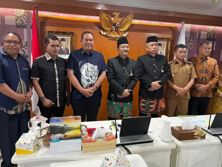 Temui Menteri Sosial Saifullah Yusuf, Wako Yota Balad Usulkan Sekolah Rakyat di Pariaman 1 TEMUI MENSOS— Wali Kota Pariaman Yota Balad melakukan pertemuan dengan Menteri Sosial RI Saifullah Yusuf, di ruang rapat Gedung Sekjen Kementerian Sosial RI, Jalan Salemba Raya No. 28, Jakarta Pusat.