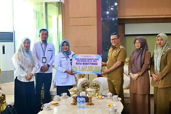 Perkuat Program Keluarga dan Cegah Stunting, Pemko Bukittinggi Terima Rp1,4 Miliar dari BKKBN 1 SIMBOLIS— Wali Kota Bukittinggi, Ramlan Nurmatias menerima secara simbolis DAK TA 2025 Sub Bidang Keluarga Berencana, sebesar Rp1,4 miliar, dari Kepala BKKB Perwakilan Sumbar, Mardalena WY, Senin (14/4).