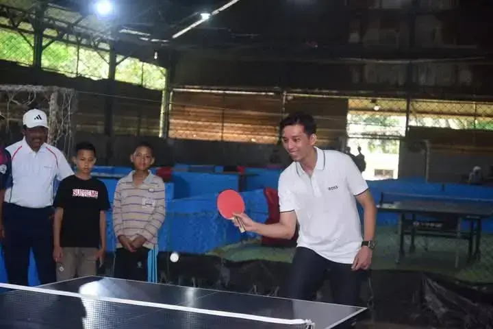 BERMAIN TENIS MEJA— Wako Sawahlunto Riyanda mencoba main tenis meja saat menghadiri pengukuhan pengurus cabang PTMSI Kota Sawahlunto, di Bengkel Utama Ombilin, Sabtu (19/4).