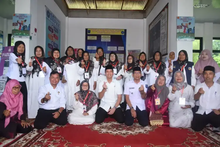 Wali Kota Sawahlunto Dukung Sekolah Lansia Talawi Mudiak, Siap Fasilitasi Wisuda di Rumah Dinas 1 KUNJUNGAN—Wali Kota Sawahlunto, Riyanda Putra, mengunjungi kegiatan belajar Sekolah Lansia di Desa Talawi Mudiak, Kecamatan Talawi, pada Rabu (23/4).