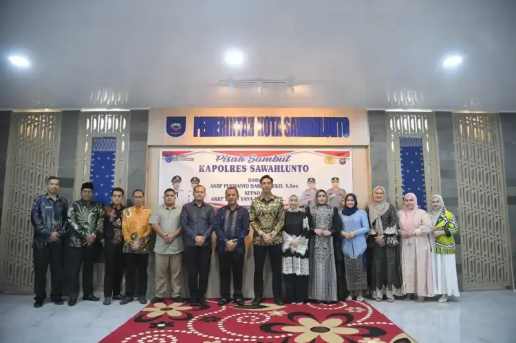 PISAH SAMBUT KAPOLRES — Wali Kota Sawahlunto Riyanda Putra foto bersama dalam acara pisah sambut Kapolres Sawahlunto yang digelar di Balairung Rumah Dinas Wali Kota.
