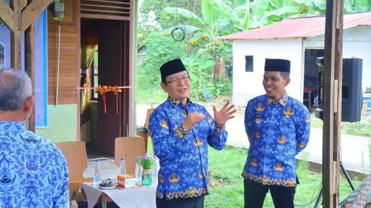 Korpri Kota Payakumbuh Ambil Bagian Dukung Program Pemerintah 1 BAKTI SOSIAL— Wako Payakumbuh Zulmaeta menghadiri peresmian bakti sosial peningkatan kualitas rumah bagi anggota Korpri Kota Payakumbuh, dalam rangka memperingati HUT ke-53 Korpri di Kelurahan Padang Tangah Payobadar.