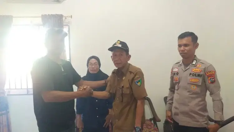 TEMUI WARGA— Wali Nagari Asam Kamba, Kecamatan Bayang, Kabupaten Pessel Syafruddin SH Dt Rajo Kaciak, bertemu dengan warganya.