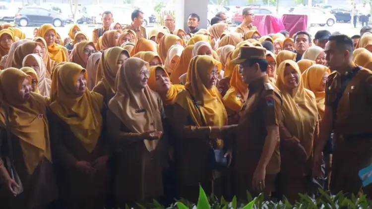 Usai Cuti Lebaran 1446 H, Wako Payakumbuh Minta ASN Tingkatkan Kinerja 1 SALAM LEBARAN— Wali Kota Payakumbuh Zulmaeta bersalaman dengan seluruh pegawai usai kegiatan apel perdana setelah libur lebaran, di halaman kantor Balaikota, Selasa (8/4).