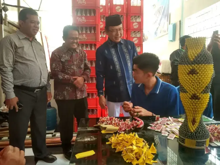 Lapas Kelas IIB Tanjung Pati Over Kapasitas, Wako: Sudah Tidak Layak, Harus Segera Direlokasi 1 KUNJUNGI LAPAS— Wali Kota Payakumbuh Zulmaeta didampingi Kadis PU Muslim dan Kalapas Kelas IIB Tanjung Pati saat melihat hasil kerajinan warga binaan, saat melakukan kunjungan kerja di Lapas Kelas IIB Tanjung Pati, kemarin.