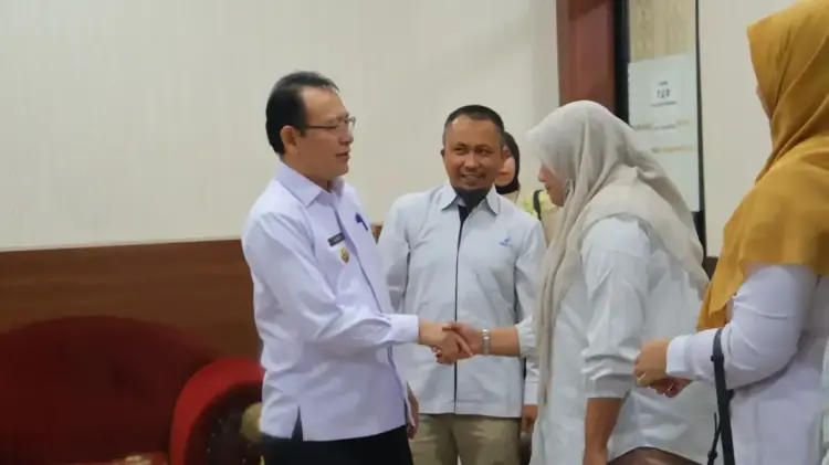 Pengawasan Obat dan Makanan di Payakumbuh Diperketat 1 PENGAWASAN OBAT MAKANAN— Wali Kota Payakumbuh Zulmaeta menerima kunjungan Kepala BBPOM Padang. di ruang kerja Wali Kota. Kunjungan ini dalam rangka untuk memperkuat koordinasi dalam pengawasan obat dan makanan di wilayah Kota Payakumbuh.