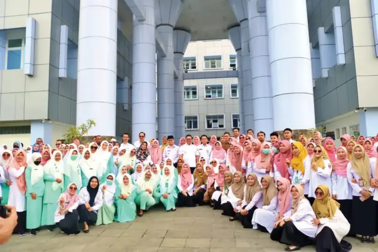 Perkuat Kepercayaan Masyarakat, Wako Minta RSUD Bukittinggi Tingkatkan Inovasi Layanan 1 FOTO BERSAMA— Wali Kota Bukittinggi M. Ramlan Nurmatias foto bersama usai memimpin
apel pagi di Halaman RSUD Bukittinggi, Rabu (9/4).