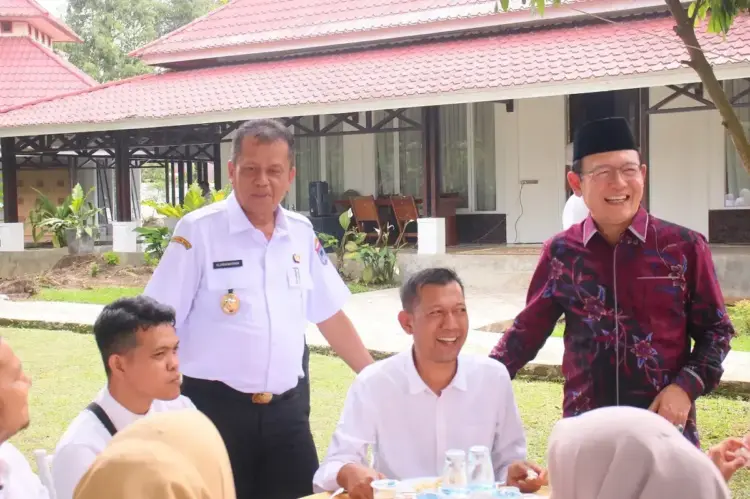 Wako Payakumbuh Serap Aspirasi Petugas Lapangan 1 SERAP ASPIRASI— Wali Kota Payakumbuh Zulmaeta bersama Wakil Wali Kota Elzadaswarman memberikan ruang bagi petugas lapangan untuk menyampaikan aspirasi, keluhan, dan masukan dalam pertemuan santai yang digelar di pendopo rumah dinas wali kota, Rabu (9/4).