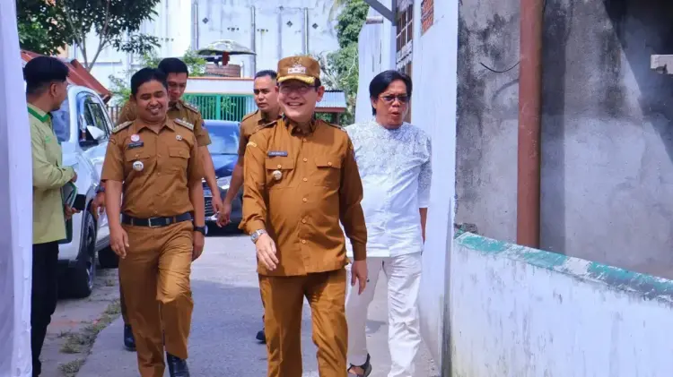 Wako Bersama Baznas, Bantu Tiga KK Korban Kebakaran 1 DATANGI—Wali Kota Zulmaeta saat mendatangi korban kebakaran yang terjadi di lingkungan Gantiang, RT 03/RW 02, Kelurahan Nunang Daya Bangun, Kecamatan Payakumbuh Barat.