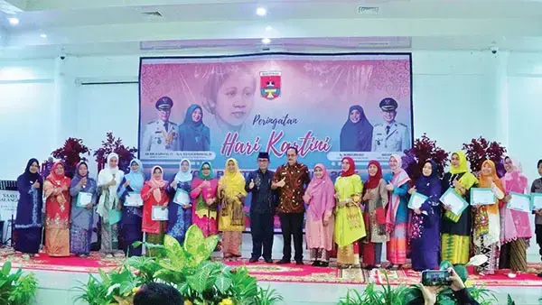 Pemko Bukittinggi Apresiasi Perempuan Pejabat di Hari Kartini 2025 1 PERINGATAN HARI KARTINI— Walikota diwakili Staf Ahli Pemko Bukittinggi, H. Johni Dt Malintang, buka kegiatan Peringatan Hari Kartini Kota Bukittinggi Tahun 2025, di Aula UPTD Balai Pelatihan dan Penyuluhan Pertanian Kota Bukittinggi, Kamis (24/4).