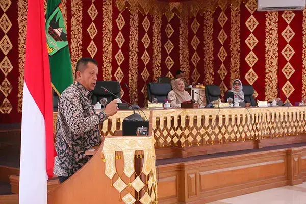 DPRD Payakumbuh Sampaikan Rekomendasi LKPj Wako 2024 1 SAMPAIKAN—Wawako Elzadaswarman saat menyampaikan sambutan pada acara paripurna di DPRD Kota Payakumbuh.