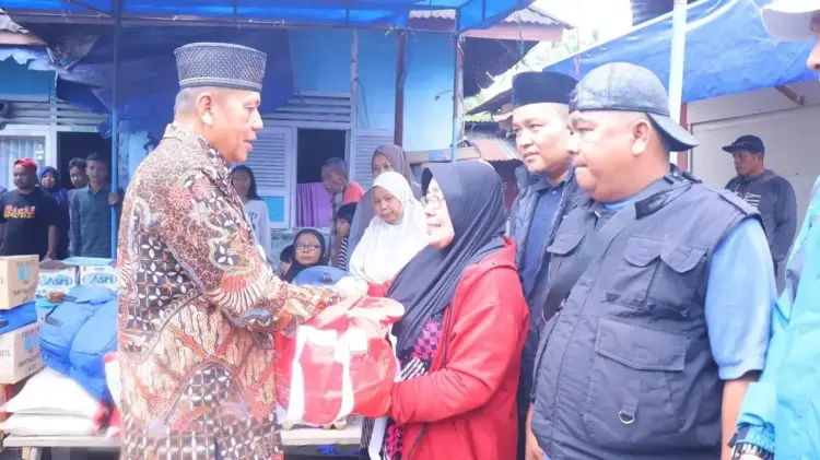 Wawako Bantu Korban Kebakaran di Nunang Daya Bangun 1 SERAHKAN BANTUAN— Wakil Wali Kota Payakumbuh Elzadaswarman, serahkan bantuan pada korban kebakaran yang terjadi di lingkungan Gantiang, RT 03/RW 02, Kelurahan Nunang Daya Bangun, Kecamatan Payakumbuh Barat.