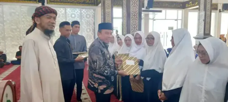 Selamatkan Generasi Muda dari Arus Negatif, Wawako Padang Sebut Smart Surau Bukan Sekadar Progul tapi Gerakan Nyata 1 SILATURAHMI— Wawako Maigus Nasir saat menghadiri halal bi halal dan silaturahmi yang dilaksanakan keluarga besar Yayasan Majelis Tazkiyah di Masjid Mujahidin, Kelurahan Flamboyan Baru, Kecamatan Padang Barat, Kamis (10/4).