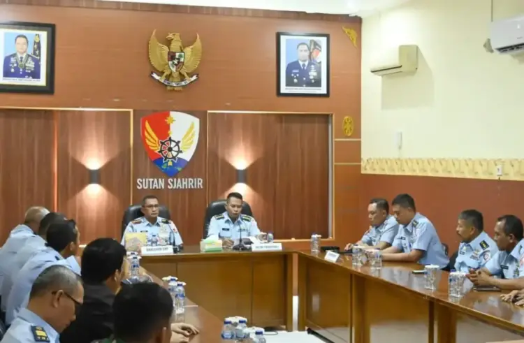 Wujudkan Kualitas Kinerja Yang Lebih Baik, Tim Pengawasan dan Pemeriksaan Lengkap Itkoopsud I Kunjungi Lanud Sutan Sjahrir 1 KUNJUNGAN — Tim Inspektorat Komando Operasi Udara (Itkoopsud) I melaksanakan Pengawasan dan Pemeriksaan Lengkap (Wasrikkap) di Lanud Sutan Sjahrir, Senin (14/4) di ruang rapat Mako Lanud Sutan Sjahrir, Padang.