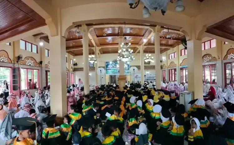 Jumlah Khatam dan Wisuda Iqra Angkatan XVI Meningkat, Santri Merupakan Aset SDM Daerah 1 WISUDA— Ratusan santri ikuti khatam Al Quran dan wisuda Iqra se-Kecamatan Enam Lingkung yang ke-16 tahun 2025.
