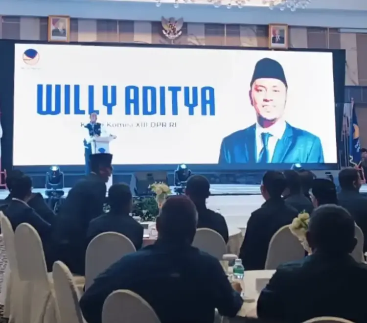 DPW NasDem Sumbar Gelar Halal Bihalal, Jadikan Ranah Minang Basis Utama Gerakan Restorasi Indonesia 1 Ketua Koordinator Pemenangan Bidang Ideologi, Organisasi dan Keanggotaan DPP Partai NasDem, Willy Aditya memberikan arahan saat Halal Bihalal DPW Partai NasDem Sumbar, Senin (7/4) di Padang.