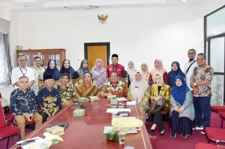 BERSAMA—Wali Kota Pariaman Yota Balad dan didamping oleh Wakil Walikota Pariaman Mulyadi, serta staf ahli yang juga Plt Kepala Dinas Pendidikan Pemuda dan Olahraga (Dikpora) Hertati Taher, pengurus BAZNAS Kota Pariaman dan Pimpinan Perguruan Tinggi (Rektor serta Wakil Rektor) UNISBAR (Universitas Sumatera Barat), Universitas Bung Hatta, STIKES Piala Sakti, STIT SB Pariaman, STIA BNM Pariaman, IAI Sumbar dan D-III keperawatan UNP.