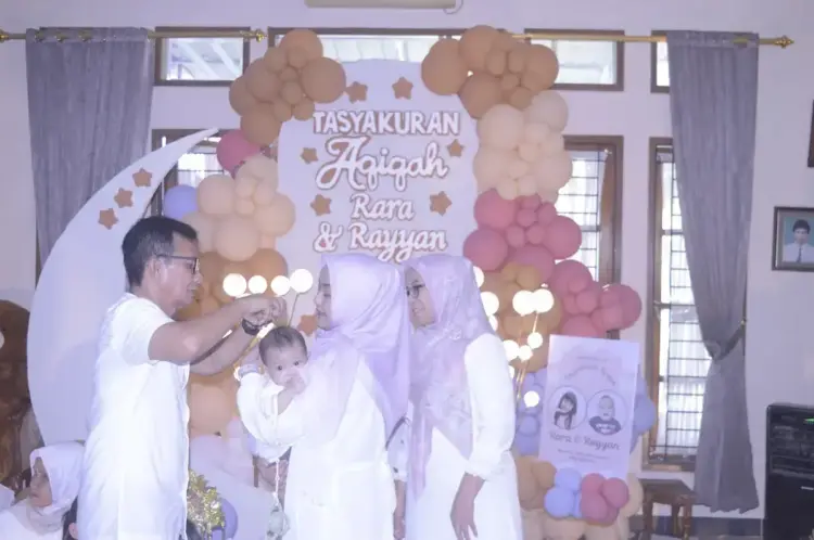 Cucu Angkube Yosrizal Effendi Gelar Tasyakuran Aqihah 1 POTONG RAMBUT— Angkube Anggota DPRD Kota Padang Yosrizal Effendi melakukan pemotongan rambut cucunya Rayyan Fawaz Dinand saat acara tasyakuran aqiqah.