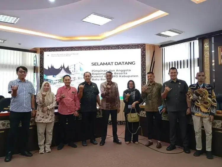 foto bersama --Kepala Sub Bagian Humas dan Protokoler Sekretariat DPRD Sumatera Barat, Dahrul Idris foto bersama dengan pimpinan Bapemperda dan Komisi IV DPRD Kabupaten Batu Bara, di ruang rapat khusus II.
