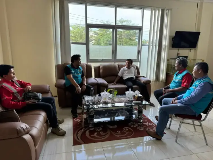 Jalin Silaturahmi dengan Bupati Pasaman Barat Terpilih, PLN Eratkan Sinergi dan Berikan Penghargaan PJU 1 sambangi --Manajer PLN Unit Pelaksana Pelayanan Pelanggan (UP3) Bukittinggi Rudi Hamiri beserta tim sambangi langsung Kantor Bupati Pasaman Barat beberapa hari lalu.