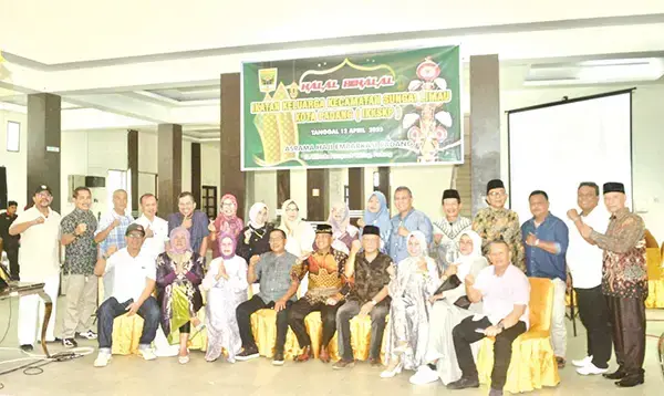 Momen Pererat Silaturahmi, IKKSKP Gelar Halal bi Halal 1 USAIāKetua IKKSKP, Letkol Laut (P) Agus Rizal dan pengurus usai halal bi halal foto bersam anggota IKKSKP di Asrama Haji, Sabtu (12/4).