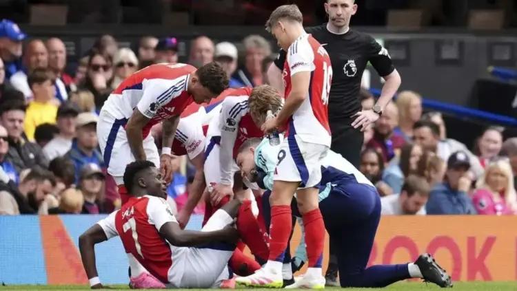 Ipswich Town 0 vs 4 Arsenal, Ngeri, Bukayo Saka Dapat Tekel Brutal 1 TEKEL KASAR— Bukayo Saka menjadi korban tekel berbahaya dari pemain Ipswich, Leif Davis dalam duel lanjutan Premier League 2024/2025, MInggu (21/4) malam. Aksi kasar tersebut terjadi pada menit ke-32 dan membuat wasit Chris Kavanagh tanpa ragu mengeluarkan kartu merah langsung.