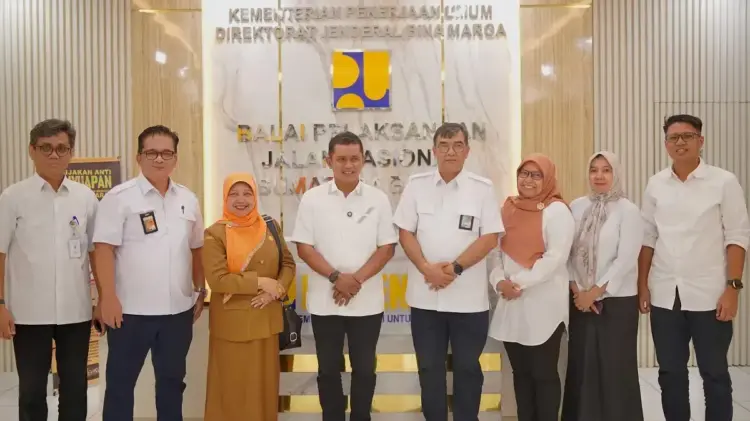 KUNKER KE BPJN— Bupati Solok Jon Firman Pandu, melakukan kunjungan kerja ke Balai Pelaksanaan Jalan Nasional (BPJN) Sumbar untuk melakukan koordinasi terkait pembangunan dan perbaikan infrastruktur jalan di wilayah Kabupaten Solok.