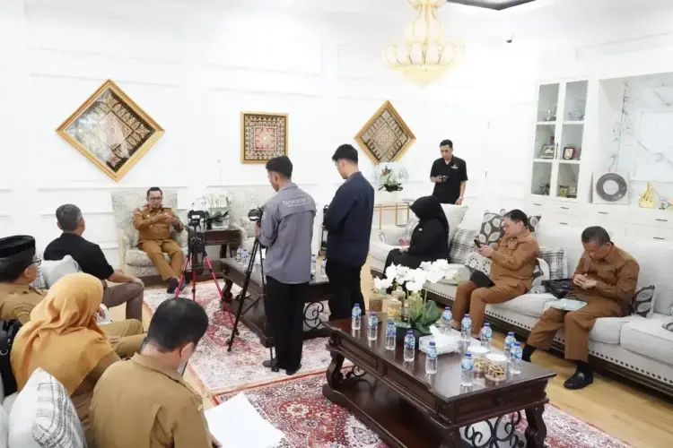 Program Bajak Sawah Gratis, APKASI Pusat Audiensi dengan Bupati Eka Putra 1 AUDIENSI—Bupati Tanahdatar Eka Putra saat audiensi dengan Asosiasi Pemerintah Kabupaten Seluruh Indonesia (Apkasi) Pusat, Selasa (15/4) di rumah dinas komplek Indo Jolito Batusangkar.