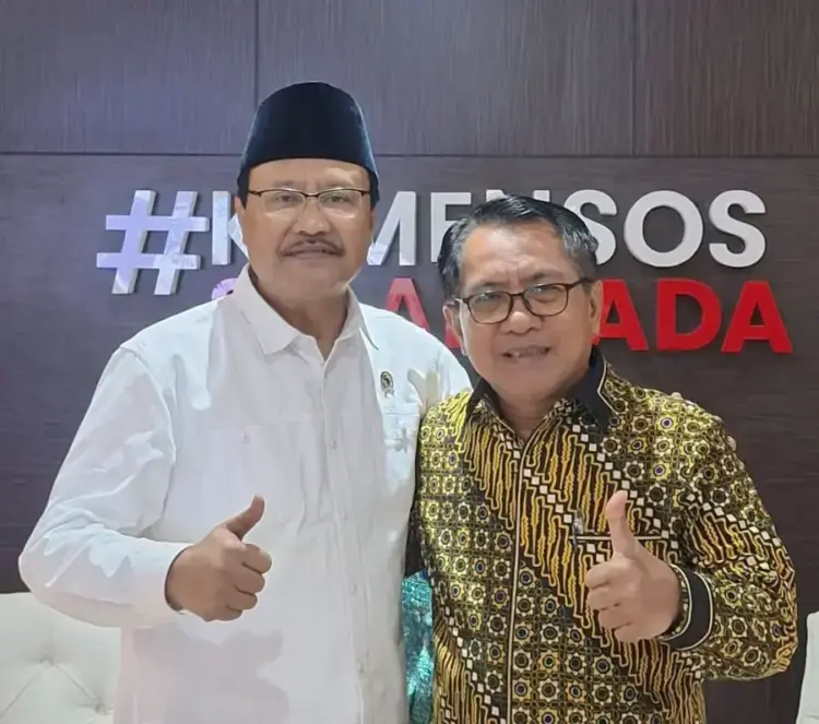 Bupati Padangpariaman Dukung Program Pembangunan Sekolah Rakyat 1 FOTO BERSAMA— Bupati Padangpaiaman Jhon Kenedy Aziz (JKA) berfoto bersama dengan Menteri Sosial RI Bapak Drs. H. Saifullah Yusuf.